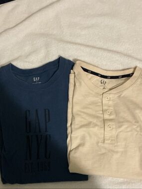 GAP Navy Graphic Tee & Cream Henley Short Sleeve Set